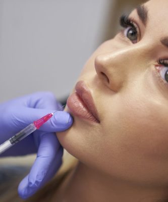 woman-having-beauty-procedure-in-beauty-salon-2024-12-02-23-46-01-utc (1) aumento de labios